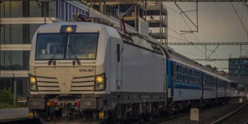 Vlak v Praze srazil člověka, ten na místě zemřel. Provoz na trati do Kolína dvě hodiny stál 
