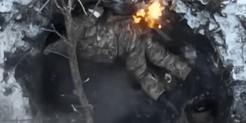 Ukrajinský dron shodil bombu přímo do ruské skrýše. Okupantovi začalo hořet pozadí