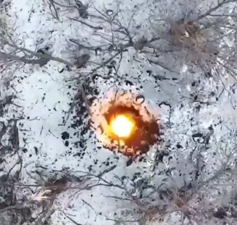 Některé ze svržených ukrajinských bomb padají přímo do zákopů okupantů.
