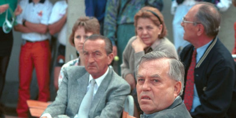 Antonín Jedlička s tenistou Jiřím Javorským pouhé dva týdny před svou smrtí. Jedná se o jeden z jeho posledních snímků. 