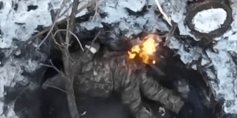 Zraněný ruský voják, kterému začalo hořet oblečení v oblasti hýždí, se nejdříve v zákopu bezmocně převaloval, poté zůstal nehybně ležet.