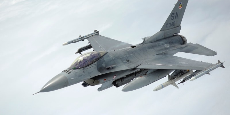 F-16 Fighting Falcon nad Huronským jezerem