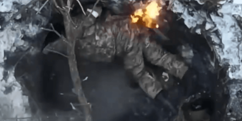 Zraněný ruský voják, kterému začalo hořet oblečení v oblasti hýždí, se nejdříve v zákopu bezmocně převaloval, poté zůstal nehybně ležet.