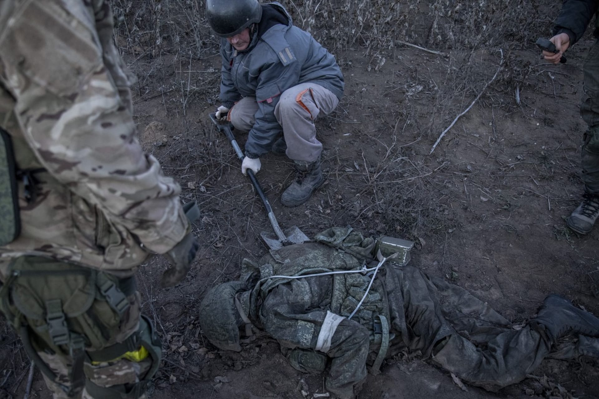 Ukrajinci objevili tělo mrtvého ruského vojáka.