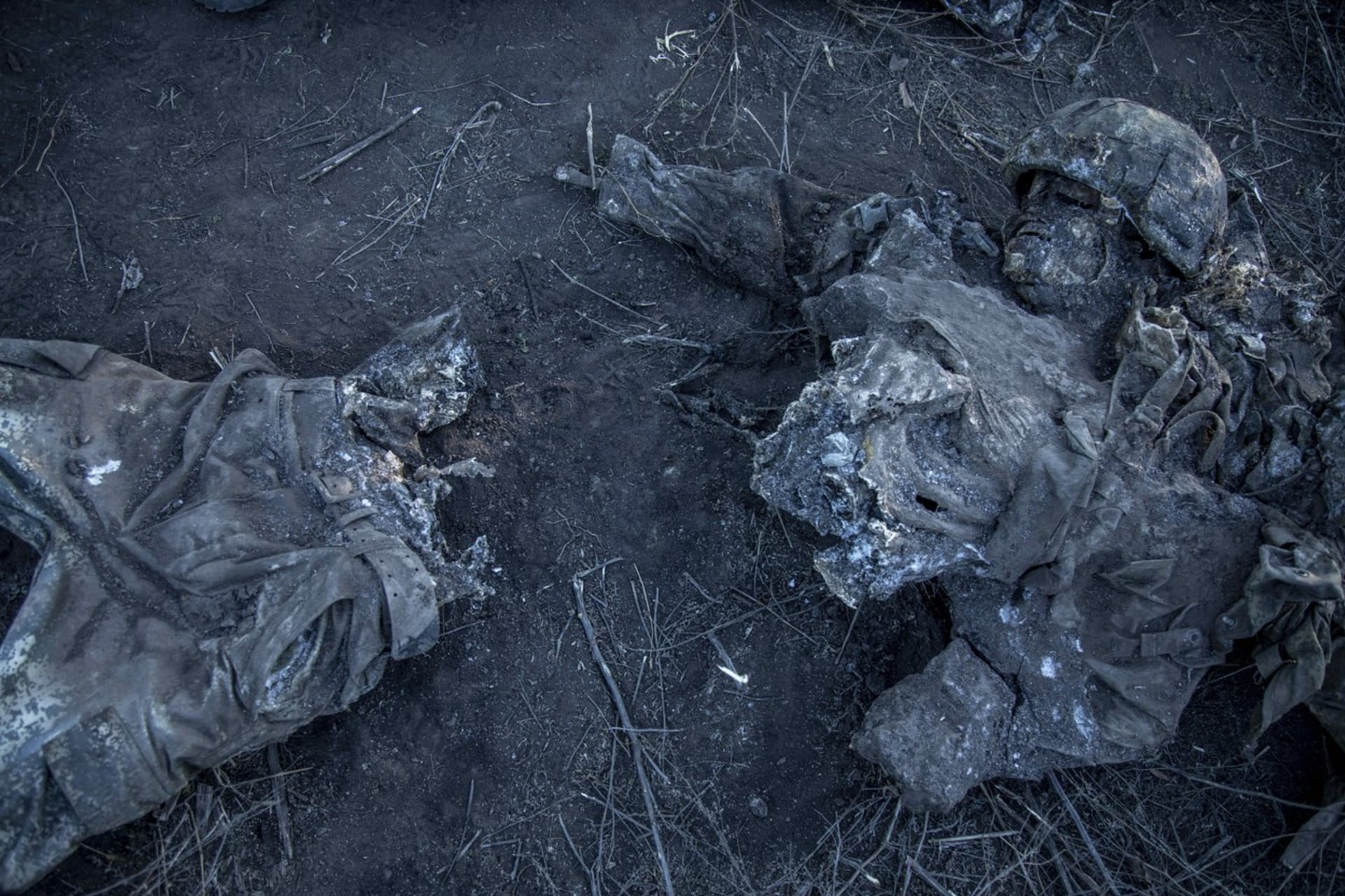 Tělo mrtvého ruského vojáka u Izjumu