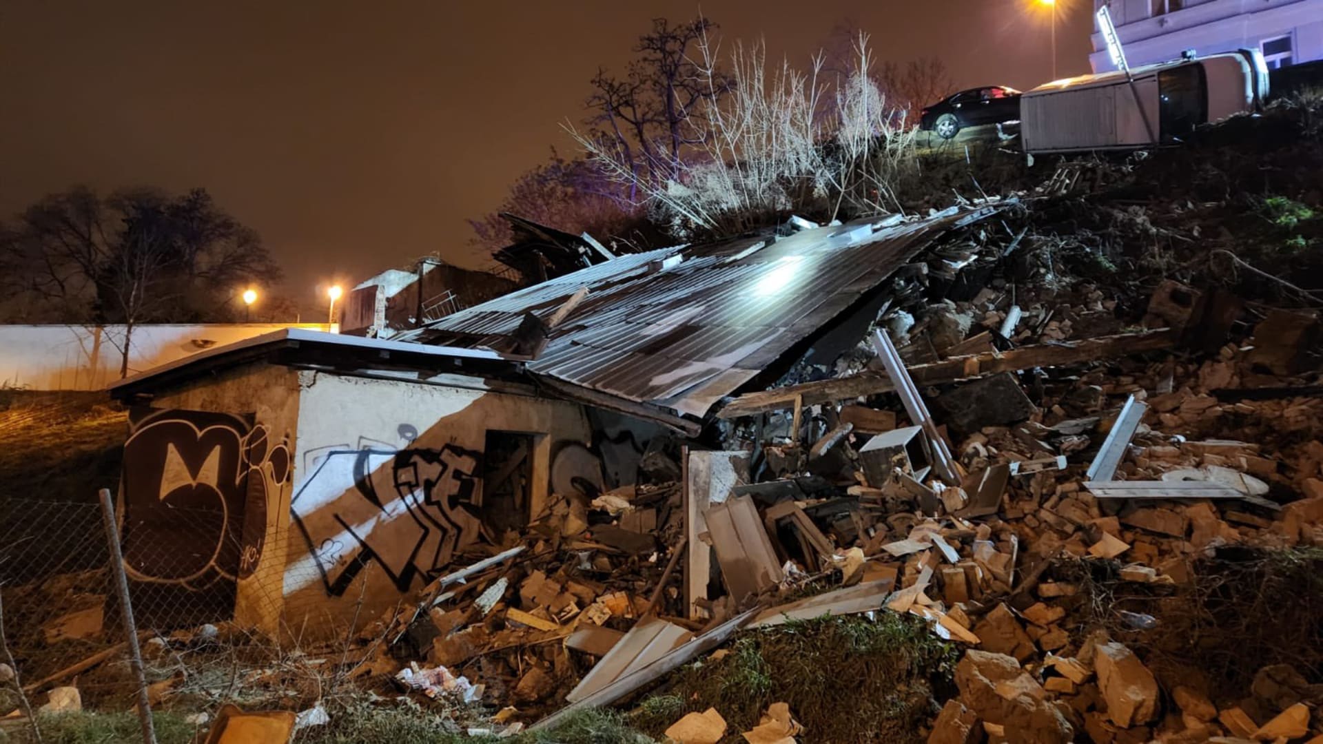 V ulici Na Královce ve Vršovicích se po půlnoci utrhl svah z ulice, kde se nacházela demoliční neobydlená budova.