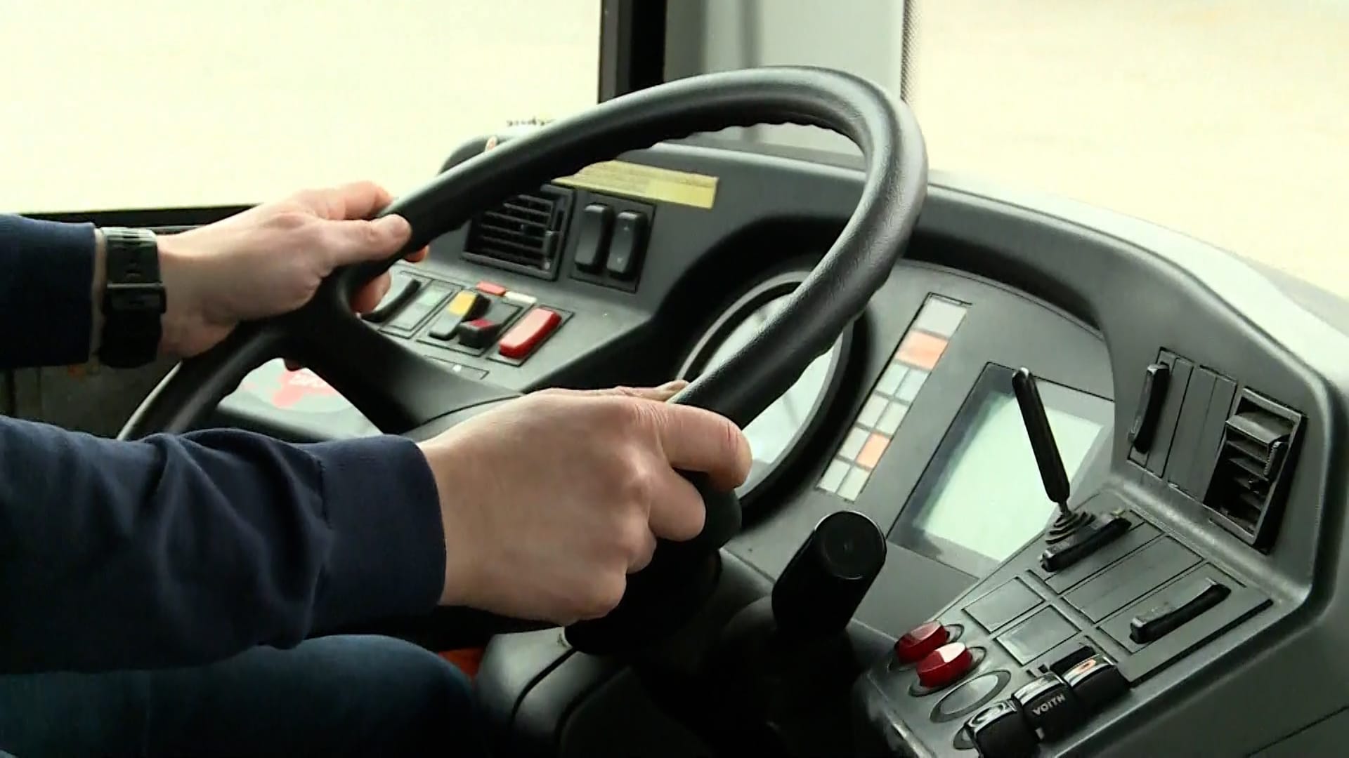 Autoškoly do testů doplní otázky pro řidiče autobusů a náklaďáků.