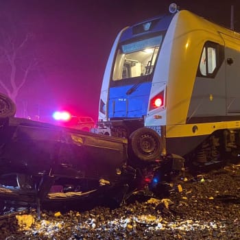 U Chebu se srazilo auto s dvěma vlaky, provoz na trati do Chomutova byl přerušen