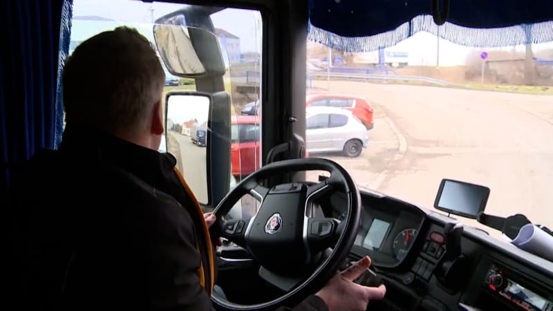 Autoškoly do testů doplní otázky pro řidiče autobusů a náklaďáků.