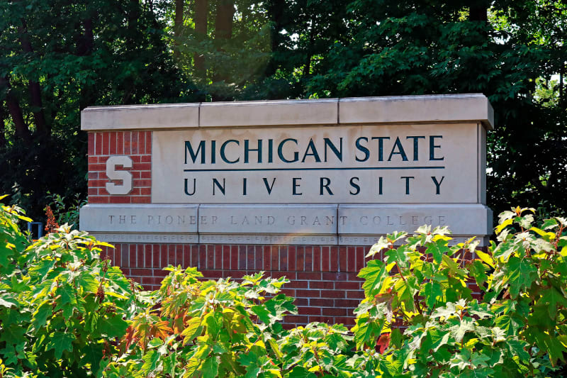 Střelba v kampusu Michiganské státní univerzity si vyžádala nejméně tři oběti.