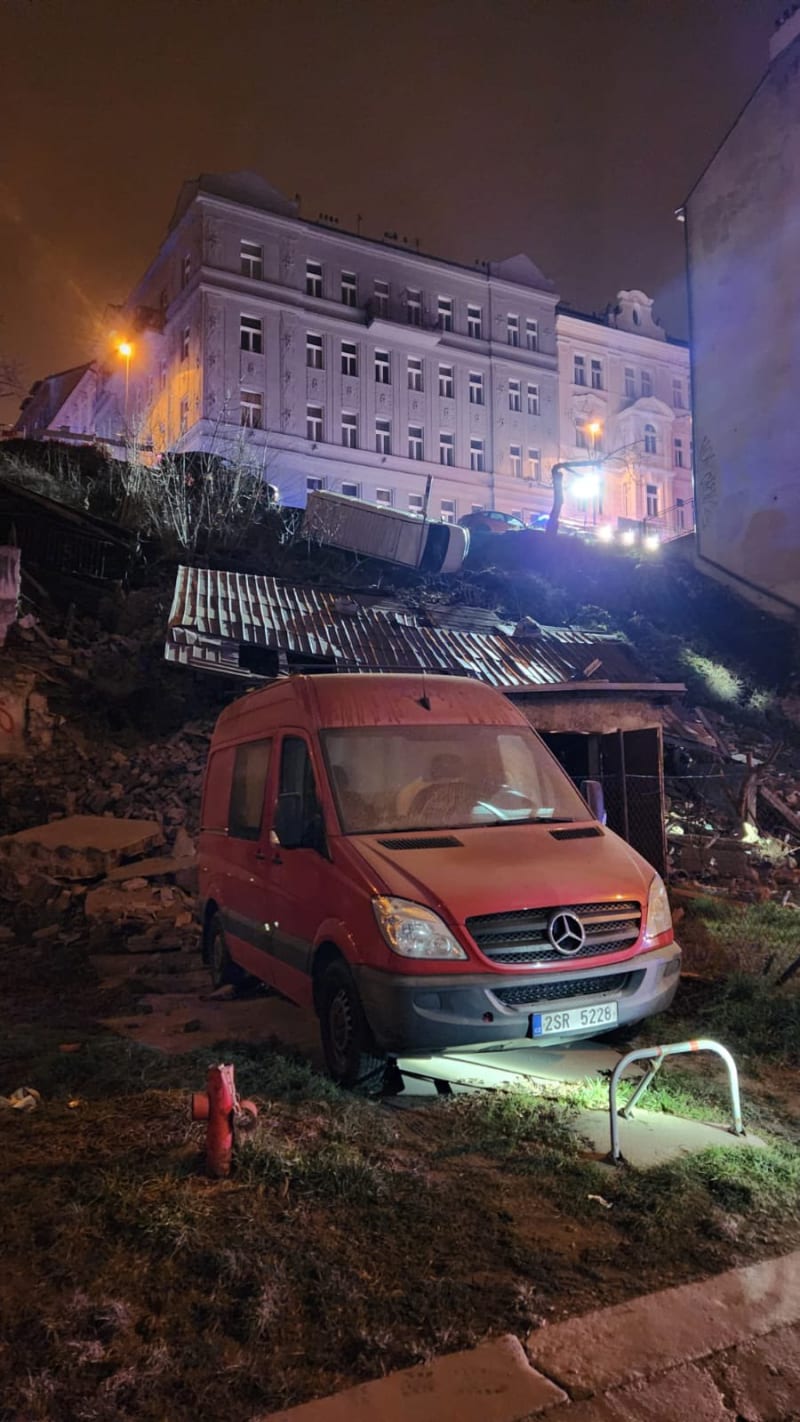 V ulici Na Královce ve Vršovicích se po půlnoci utrhl svah z ulice, kde se nacházela demoliční neobydlená budova. 