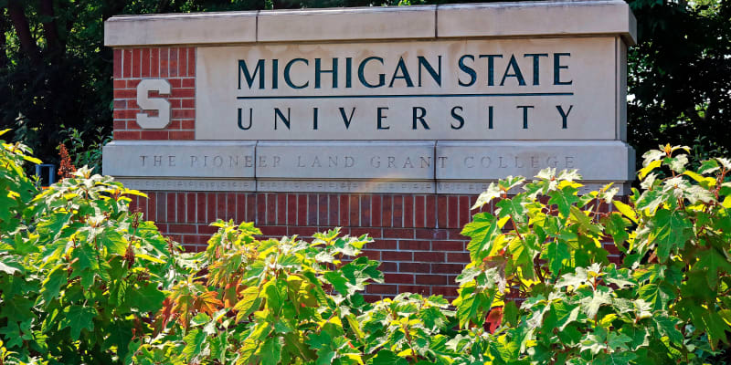 Střelba v kampusu Michiganské státní univerzity si vyžádala nejméně tři oběti.