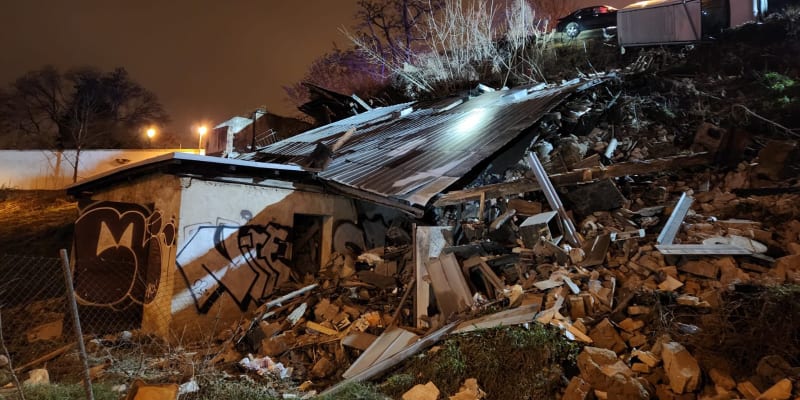 V ulici Na Královce ve Vršovicích se po půlnoci utrhl svah z ulice, kde se nacházela demoliční neobydlená budova.