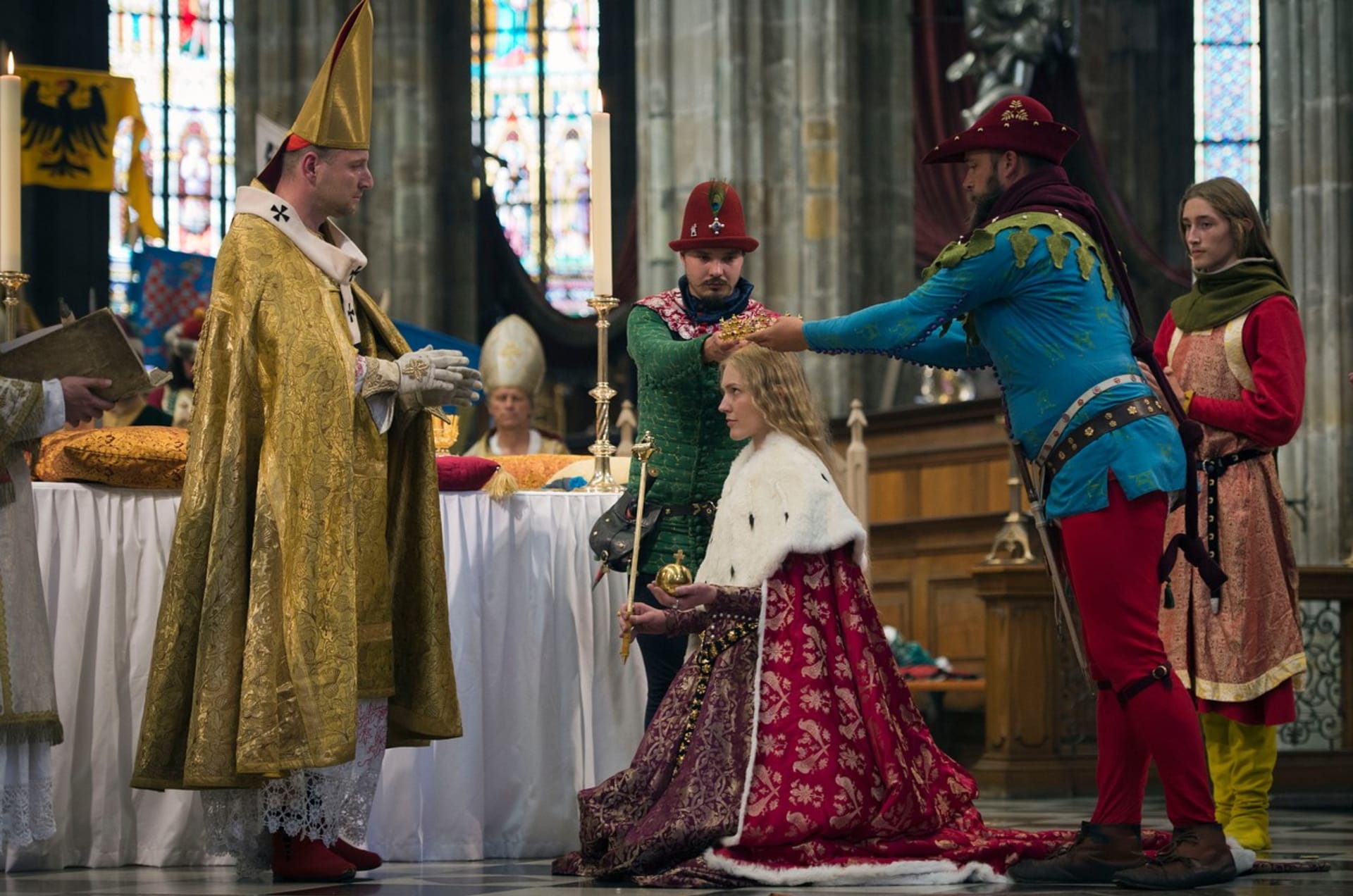 První manželkou Karl IV. byla Blanka z Valois (rekonstrukce korunovace z roku 2016)