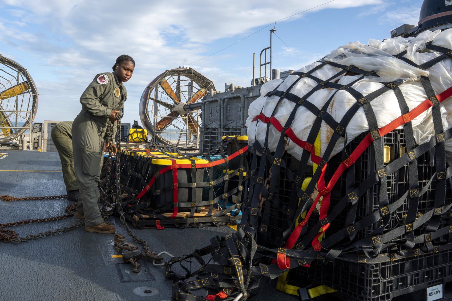 Americká armáda vyzvedává pozůstatky sestřeleného balonu.