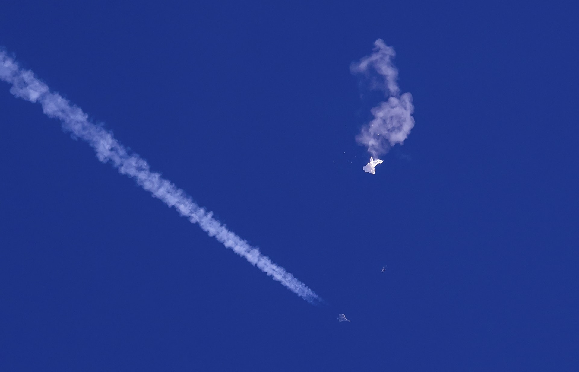 Americká stíhačka sestřelila jeden z balonů nad Atlantikem / AP.