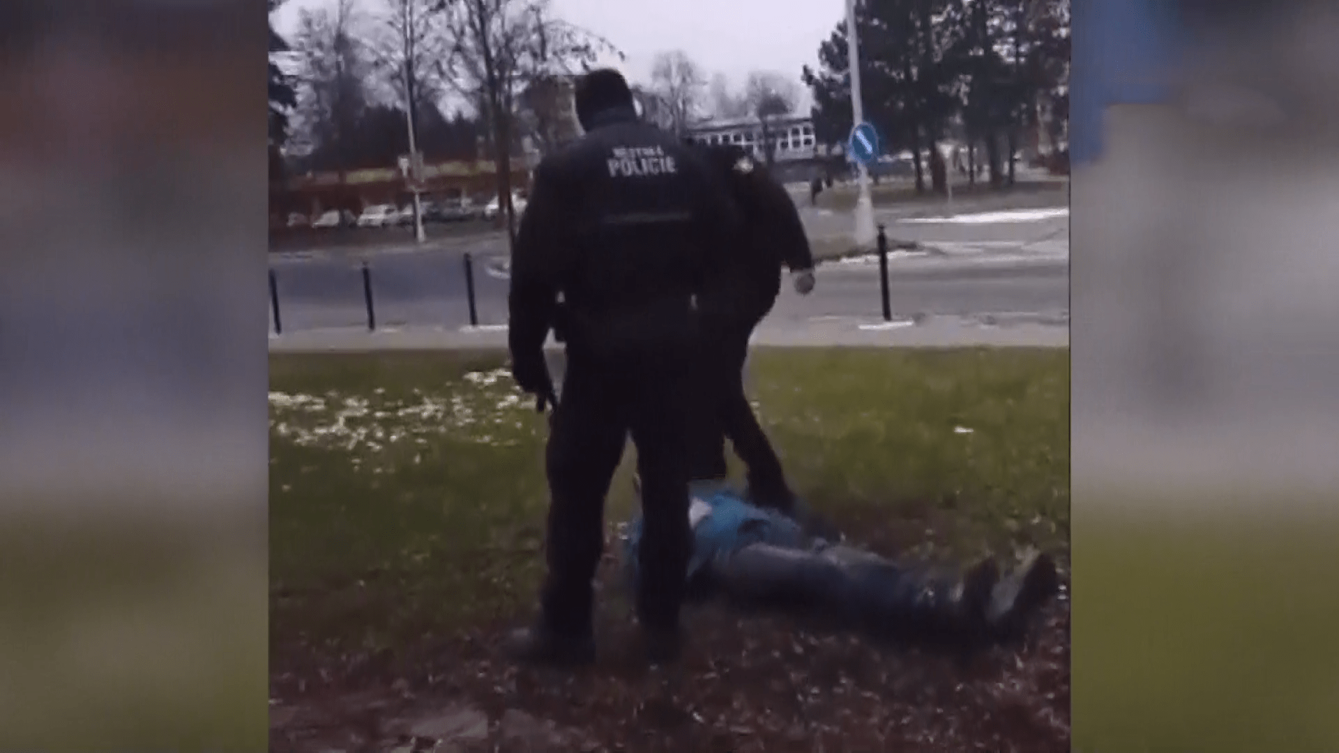Policie prověřuje chování strážníků v Lipníku nad Bečvou, kopali do muže.