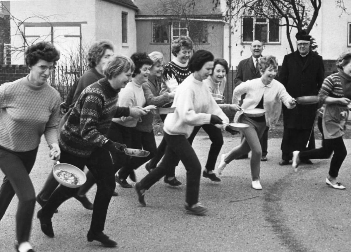 Palačinkový běh ve městě Whittington v roce 1968