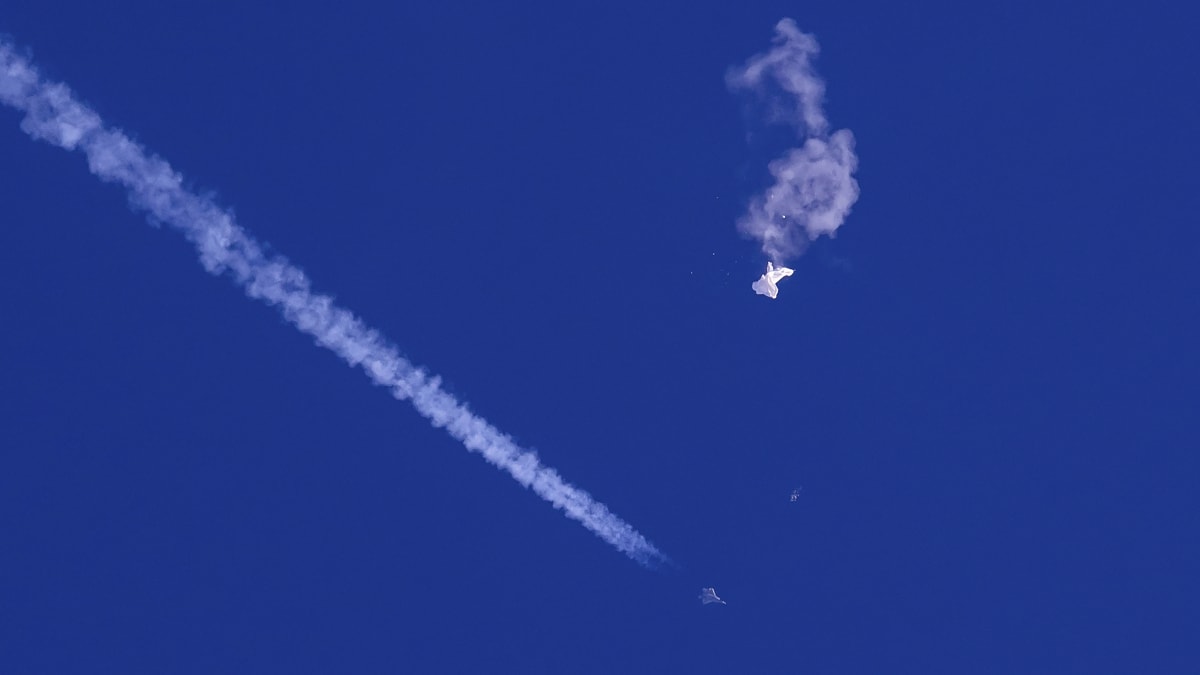 Americká stíhačka sestřelila jeden z balonů nad Atlantikem / AP.