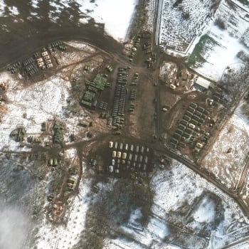 Satelitní snímek ze 21. února ukazuje, jak Rusko u hranic s Ukrajinou kumulovalo armádu.