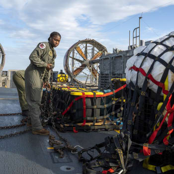 Americká armáda vyzvedává pozůstatky sestřeleného balonu.