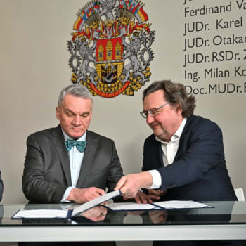 Zleva Zdeněk Hřib (Piráti), Bohuslav Svoboda (ODS) a Petr Hlaváček (STAN) podepisují koaliční smlouvu.