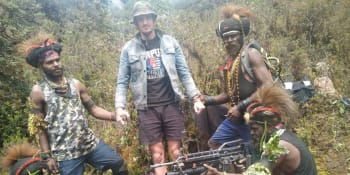Samopaly, luky a šípy. Rebelové z Papuy unesli pilota, v bizarním videu zveřejnili požadavky
