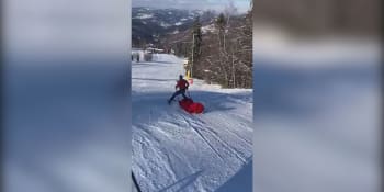 Děsivou srážku na svahu zachytilo video. Přiřítil se lyžař, který malého Alexe odmrštil