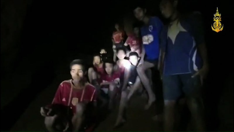 Snímky mladých fotbalistů uvězněných v jeskyni v roce 2019 oblétly svět.