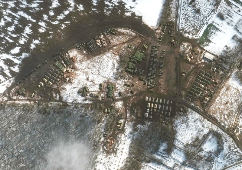 Satelitní snímek ze 21. února ukazuje, jak Rusko u hranic s Ukrajinou kumulovalo armádu.