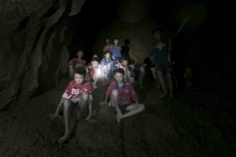 Kluci a jejich trenér uvízli v zatopené jeskyni. 