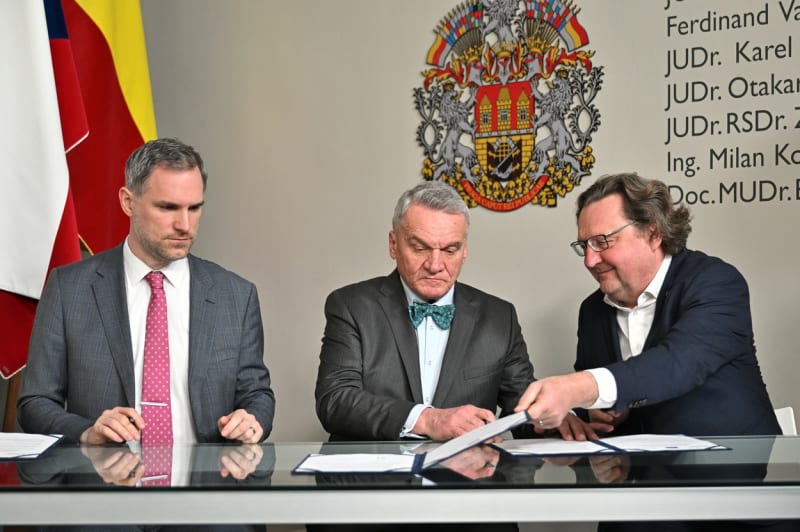 Zleva Zdeněk Hřib (Piráti), Bohuslav Svoboda (ODS) a Petr Hlaváček (STAN) podepisují koaliční smlouvu.