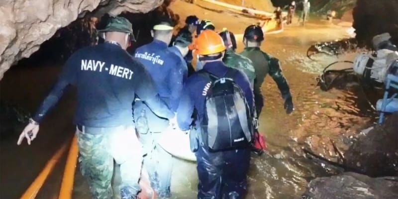 Akce na záchranu chlapců v thajské jeskyni v roce 2018