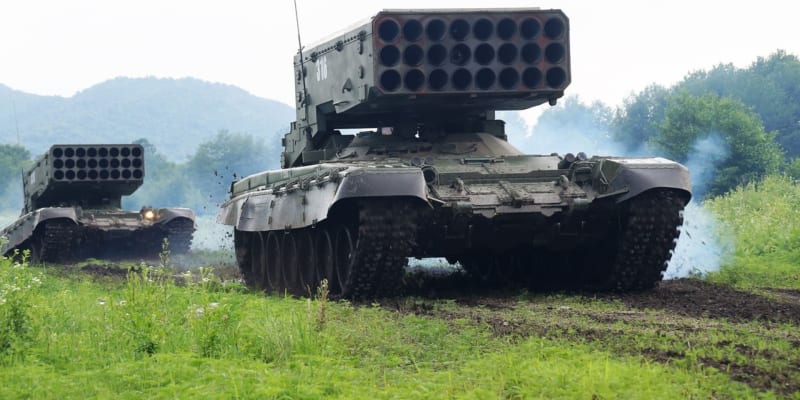 TOS-1 je 24hlavňový raketový systém sovětské výroby, který je namontovaný na podvozku ruského tanku T-72.