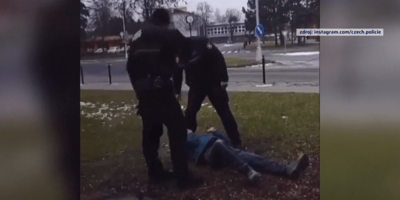 Policie prověřuje chování strážníků v Lipníku nad Bečvou, kopali do muže.