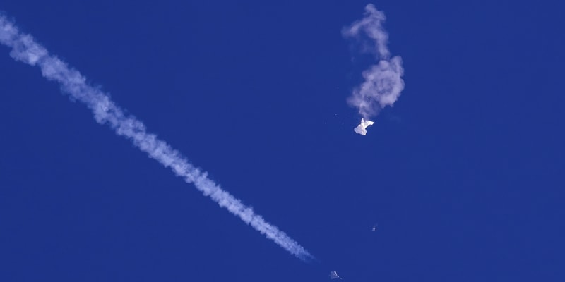 Americká stíhačka sestřelila jeden z balonů nad Atlantikem.