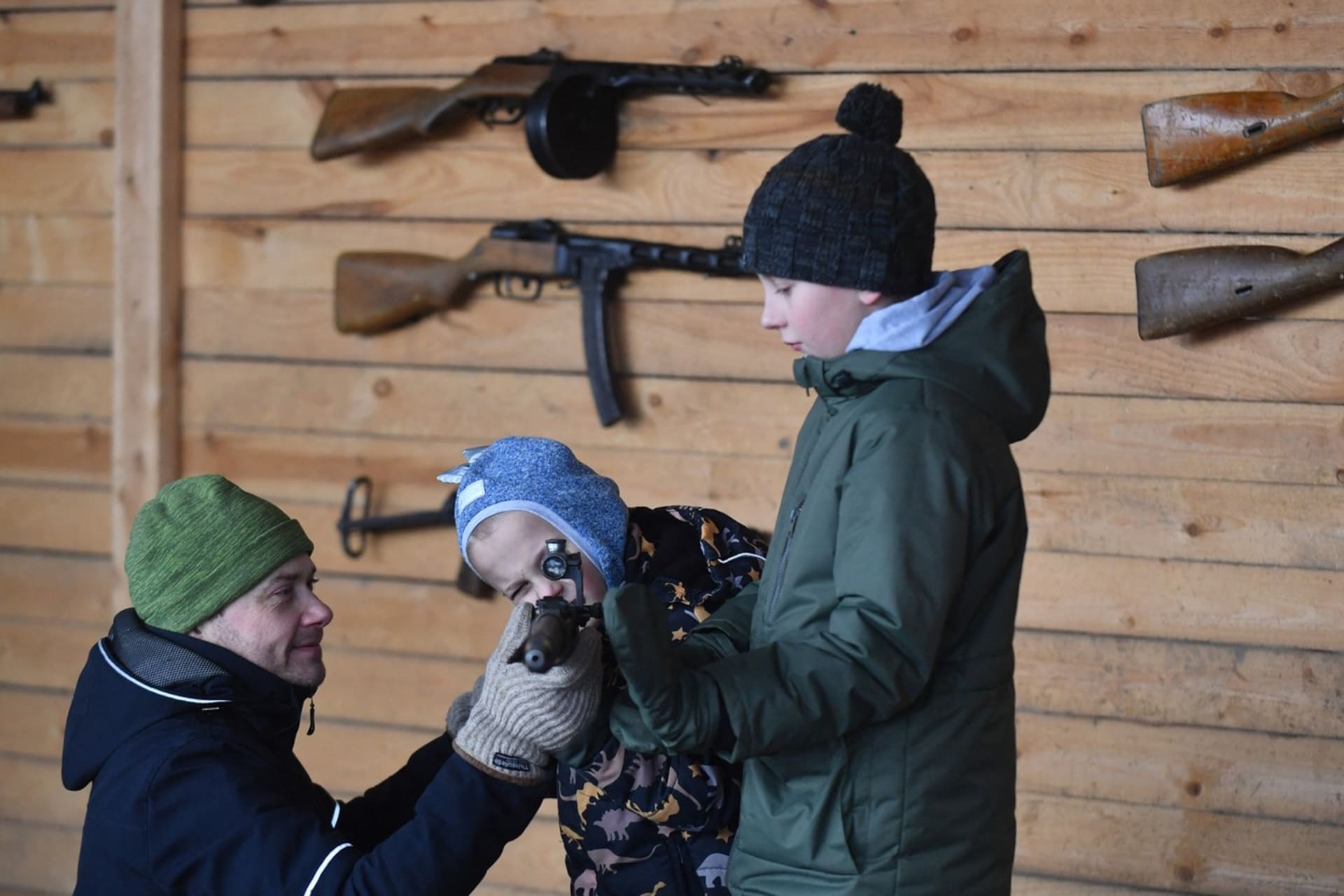 Ruské děti si hrají se zbraněmi v tankovém parku v Petrohradu (28. 1. 2023).