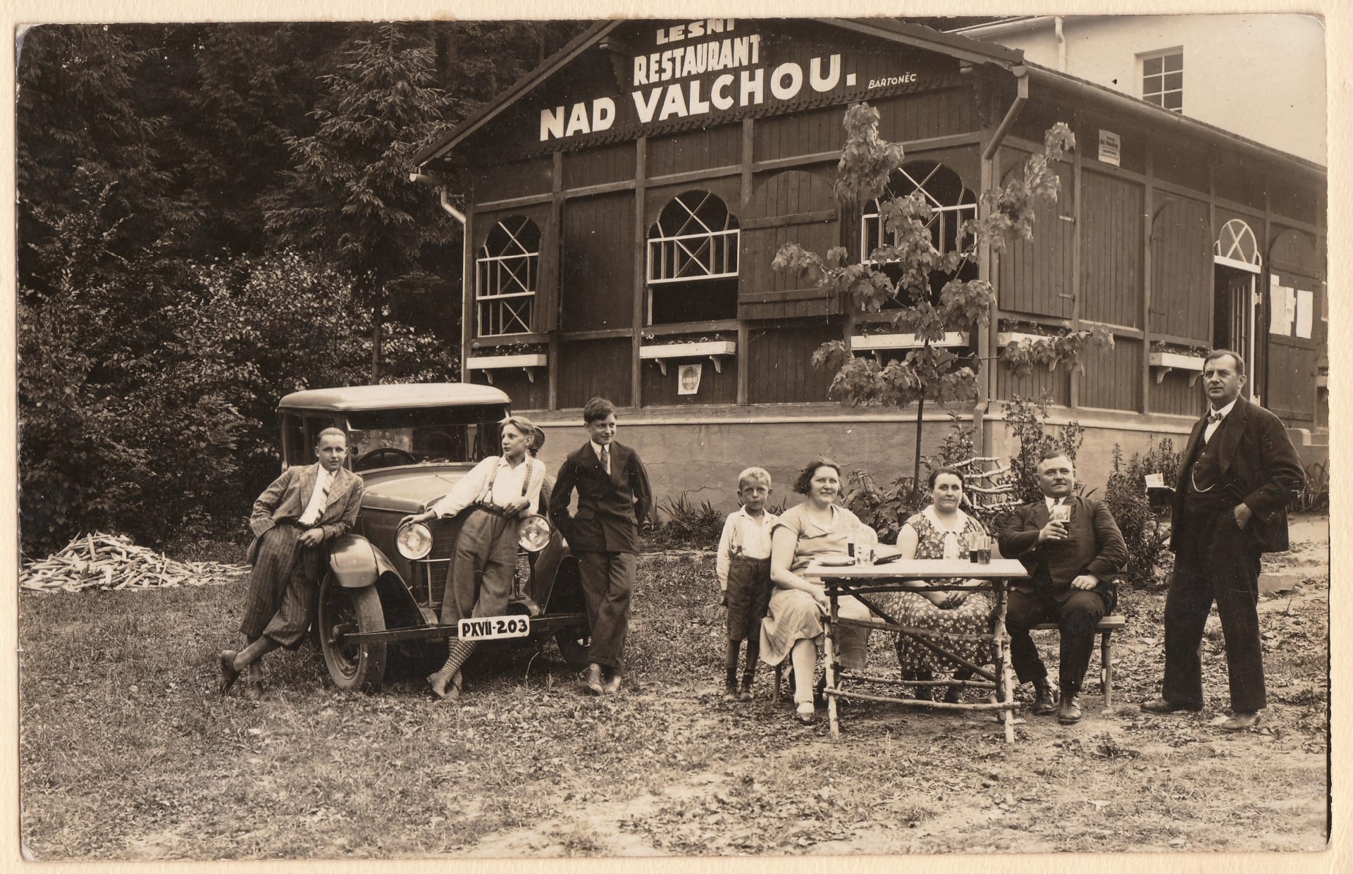 Rodina Zagorů s přáteli na výletě v Háji ve Slezsku. Zdroj Muzeum Hlučínska v Hlučíně.