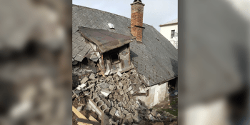 Drama v Rychnově: Opěrná stěna zavalila dům pod svahem. Část budovy se rozpadla