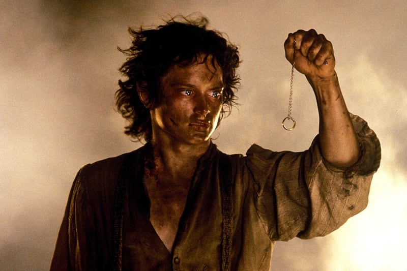 Elijah Wood se celosvětově proslavil jako Frodo Pytlík z filmové trilogie Pán prstenů režiséra Petera Jacksona. 