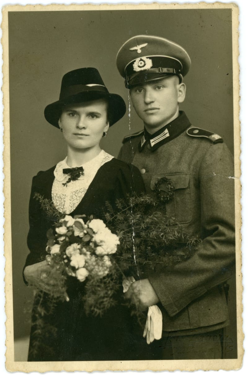 Svatební foto z ateliéru Pavla Zagory. Vilém Platzek a Helena Matzurová, Platzek krátce poté padl. Zdroj Muzeum Hlučínska.