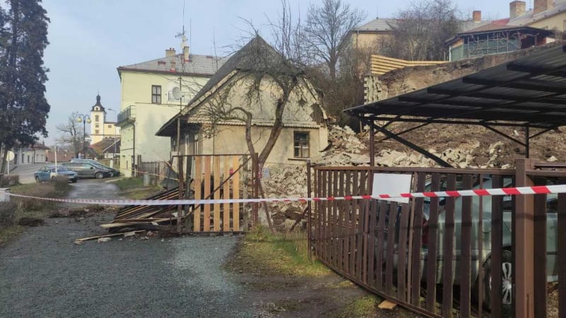 Náhlý sesuv opěrné stěny v Rychnově poškodil dům pod svahem. 