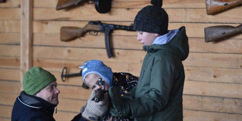 Ruské děti si hrají se zbraněmi v tankovém parku v Petrohradu (28. 1. 2023).