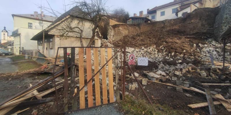 Náhlý sesuv opěrné stěny v Rychnově poškodil dům pod svahem. 