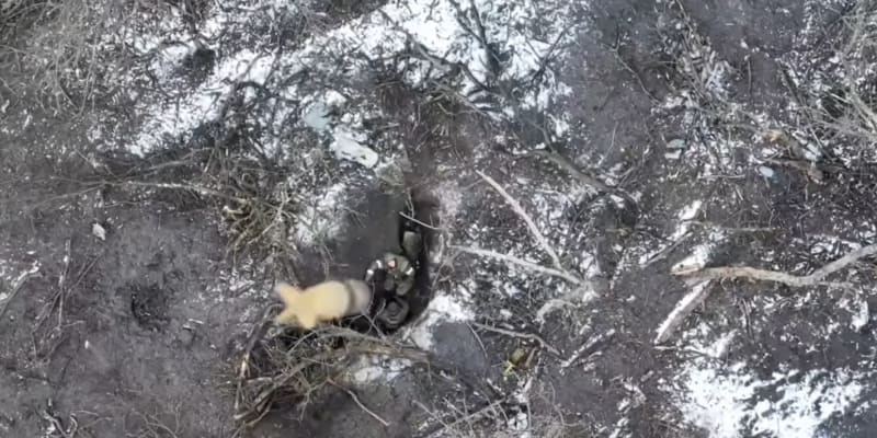 Ukrajinský dron shodil bombu přímo do ruského zákopu.