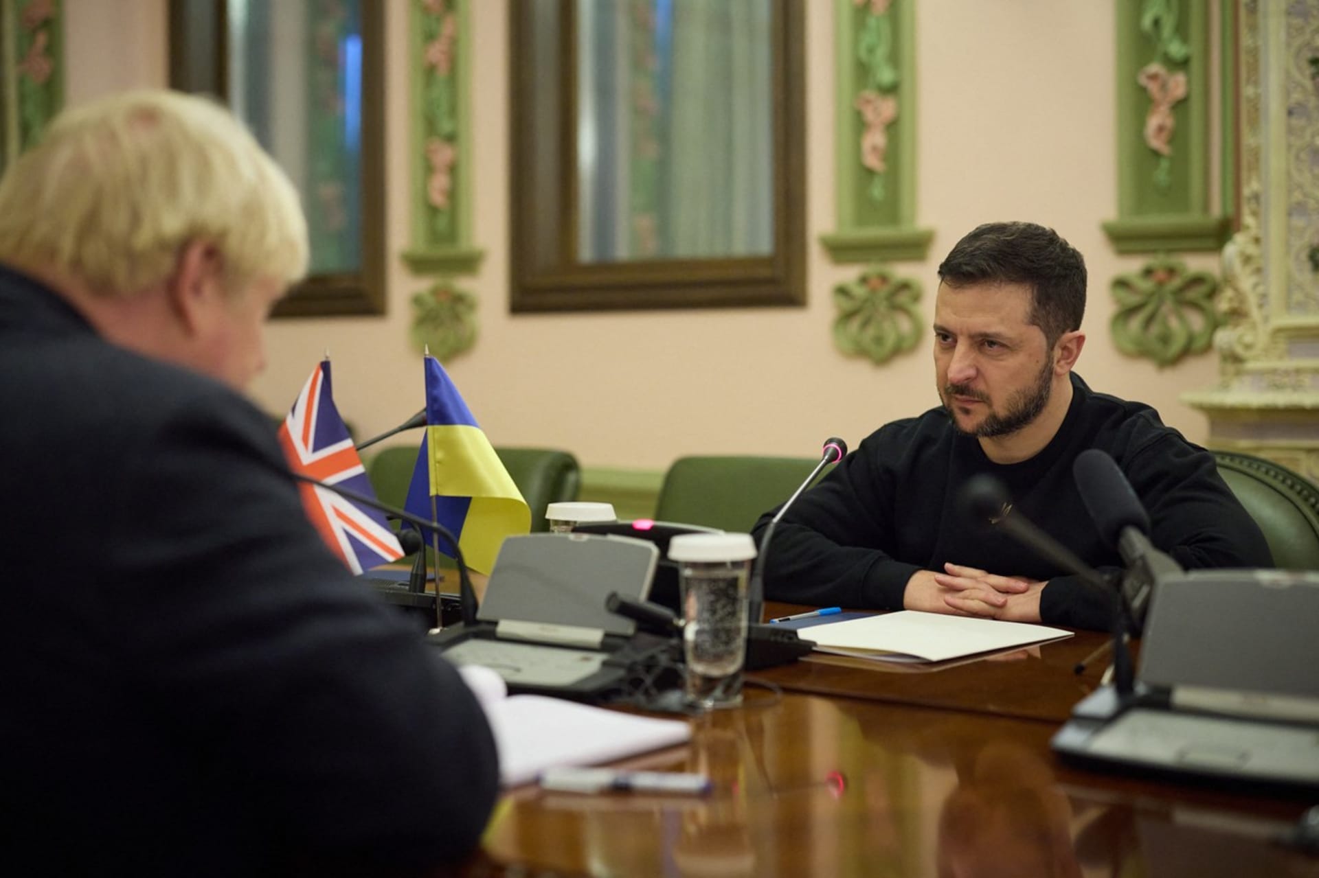 Z britského expremiéra Borise Johnsona a ukrajinského prezidenta Volodymyra Zelenského se stali velcí přátelé (23. 1. 2023).