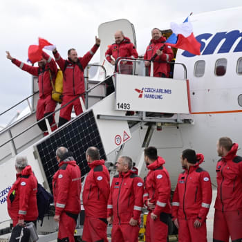 Čeští hasiči působící v Turecku po zemětřesení se vrátili domů. Na letišti v Praze je vítal i ministr vnitra Vít Rakušan.