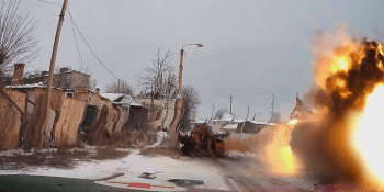 Brutální záběry CNN z ruského útoku: Okupanti odpálili vůz se zdravotníky, ti nepřežili