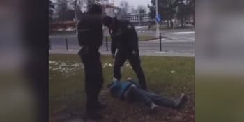 Kopal do opilého muže a šlapal mu po hlavě. Policisté obvinili strážníka z Lipníku