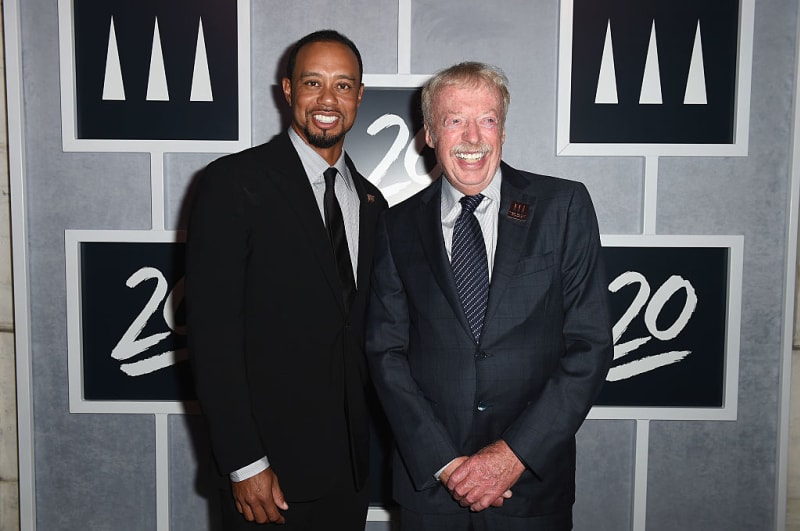 Phil Knight s Tiger Woodsem často spolupracují. 